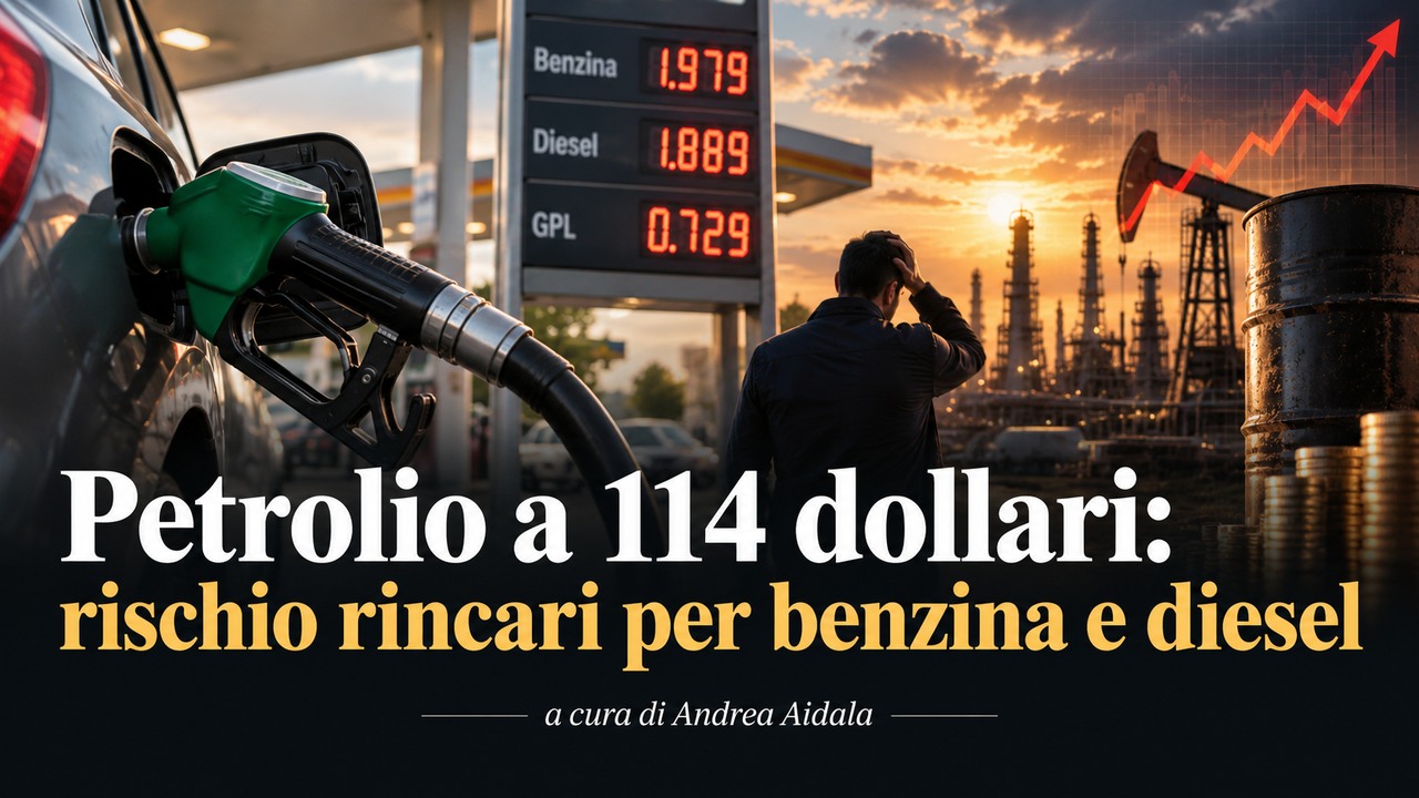 Immagine illustrativa sull'aumento del petrolio, con distributore carburanti, industria petrolifera e titolo dell'articolo. I prezzi visibili nella grafica sono illustrativi.